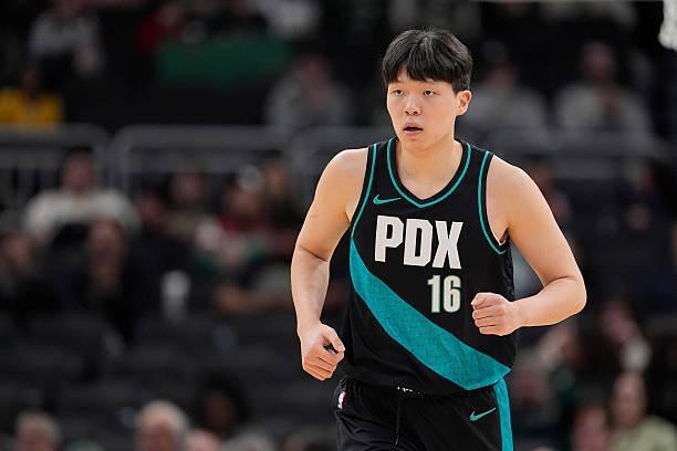 STAR SPORTS下载-又是折返跑的一天，杨瀚森登场6分钟1中0得到1板1助&amp;amp;遭隔扣